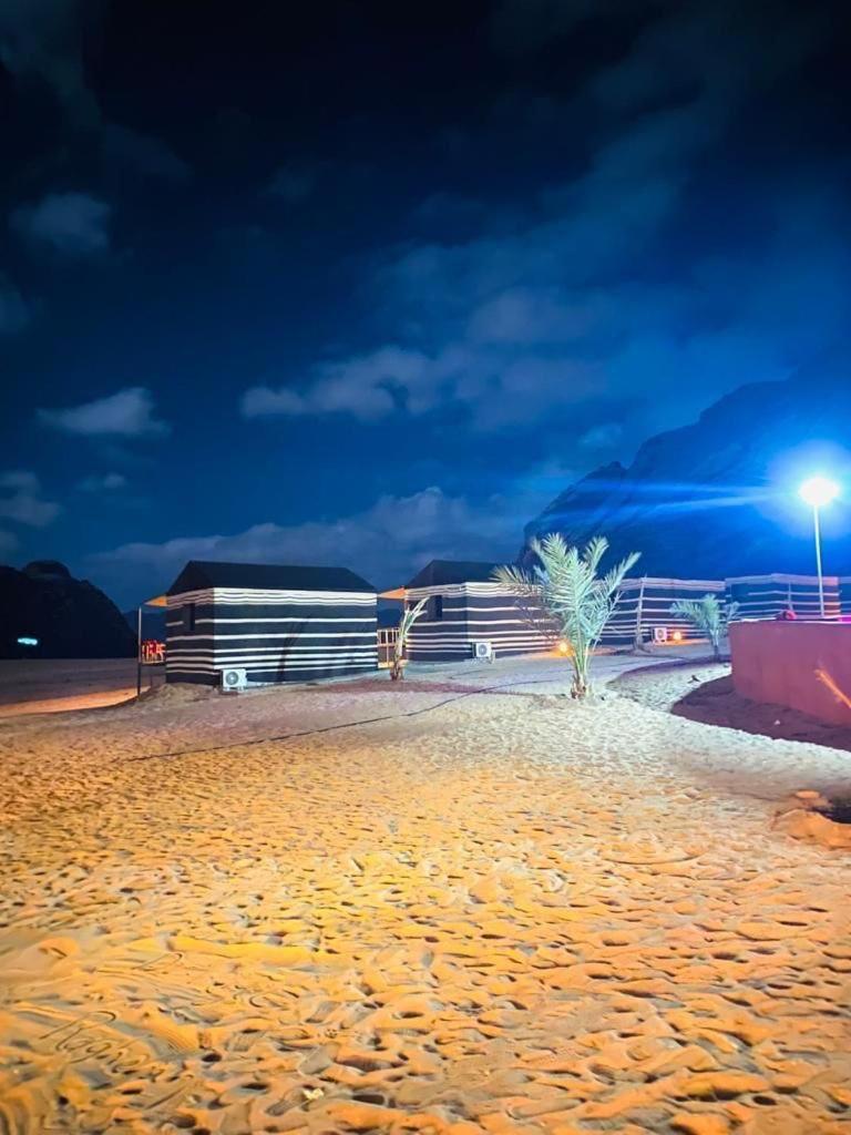 Moon Night Camp Hotel Wadi Rum Bagian luar foto